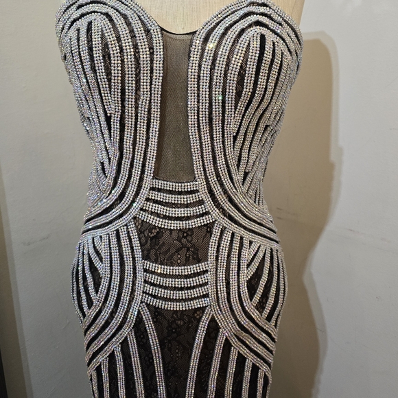 Stunning special occasion sequence gown - Picture 3 of 16